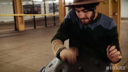 Cet artiste récolte 200 dollars par jour grâce à un instrument qu'il a lui-même fabriqué !