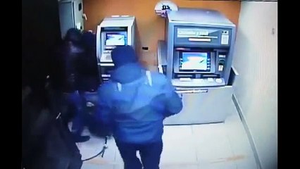 Distributeur de billets arracher avec une voiture en 1Min