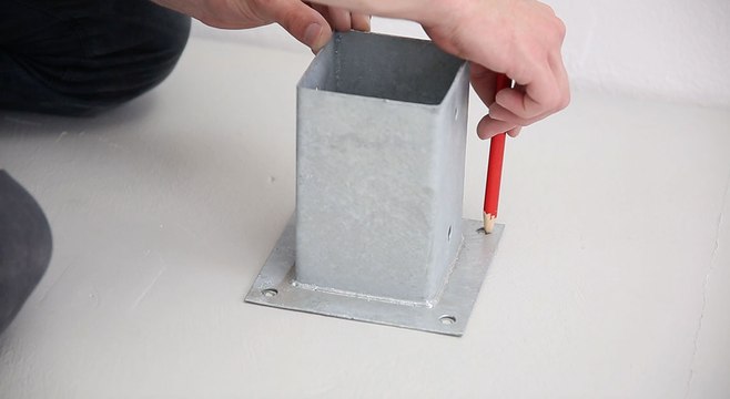 Comment fixer une applique pour pilier de clôture ?