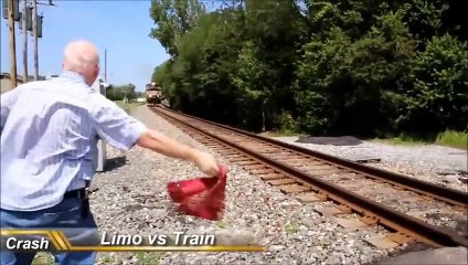 Un train russe à pleine vitesse percute une limousine sur un chemin de fer