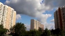 Cet avion sur le point d'atterrir passe à quelques mètres des immeubles. Terrifiant !