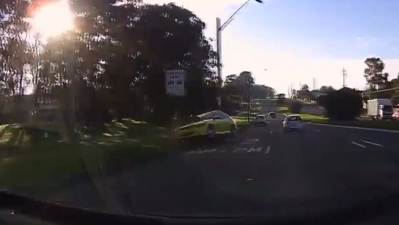 Ce mec rate son drift dans un virage