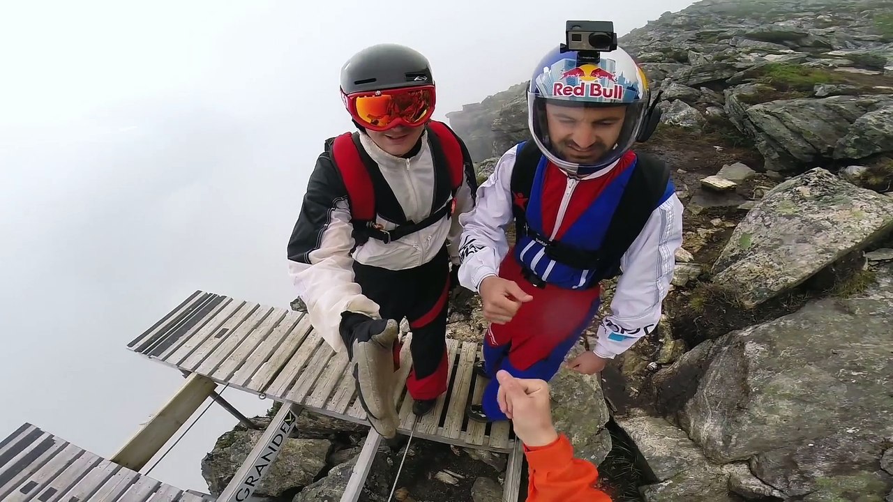 Il saute en wingsuit à travers les nuages