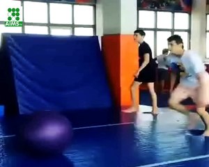 پنگ پونگ بال کے ساتھ کیا آپ بھی ایسا کرنا چاہیں گے ؟؟