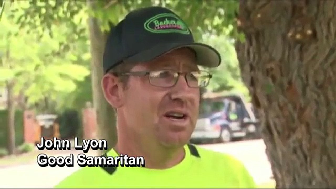 Sauvetage héroïque et émouvant : un bon samaritain se jette dans un lac pour extirper un homme de sa voiture !