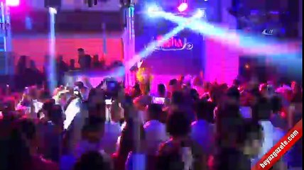 Ünlü sanatçı Gülşen hamile tulumuyla sahne aldı