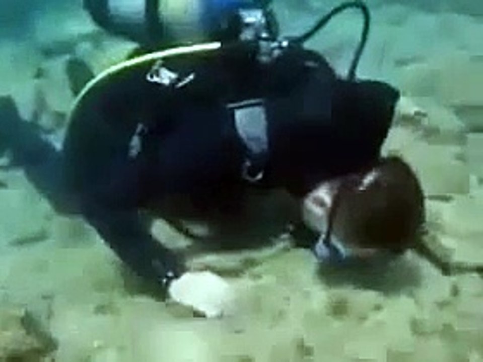 Prayer Times Singapore - Offering Pray Salaah (Namaz) Under Water !! SubhanAllah