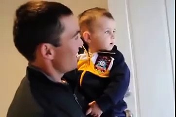 Babasının ikizini gören çocuğun tepkisi