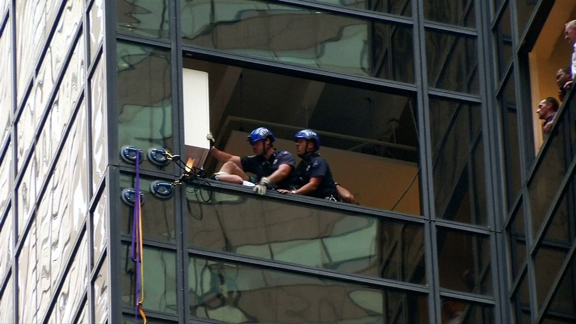 ⁣Man scales Trump Tower to meet Donald Trump