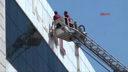 Adıyaman Kapatılan Okulun Tabelası Tekbirle İndirildi, Balyozla Parçalandı
