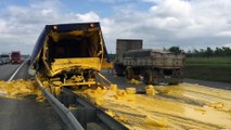 Une autoroute russe couverte de peinture jaune avec le crash d'un camion