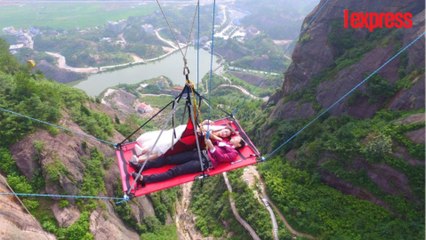 Chine: ils se marient suspendus dans le vide, à 180 mètres du sol