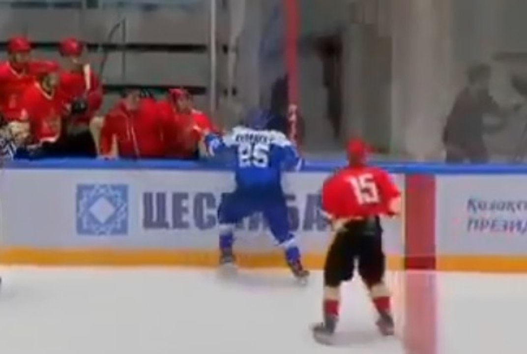 Le joueur de Damir Ryspayev se bat contre toute l’équipe adverse.