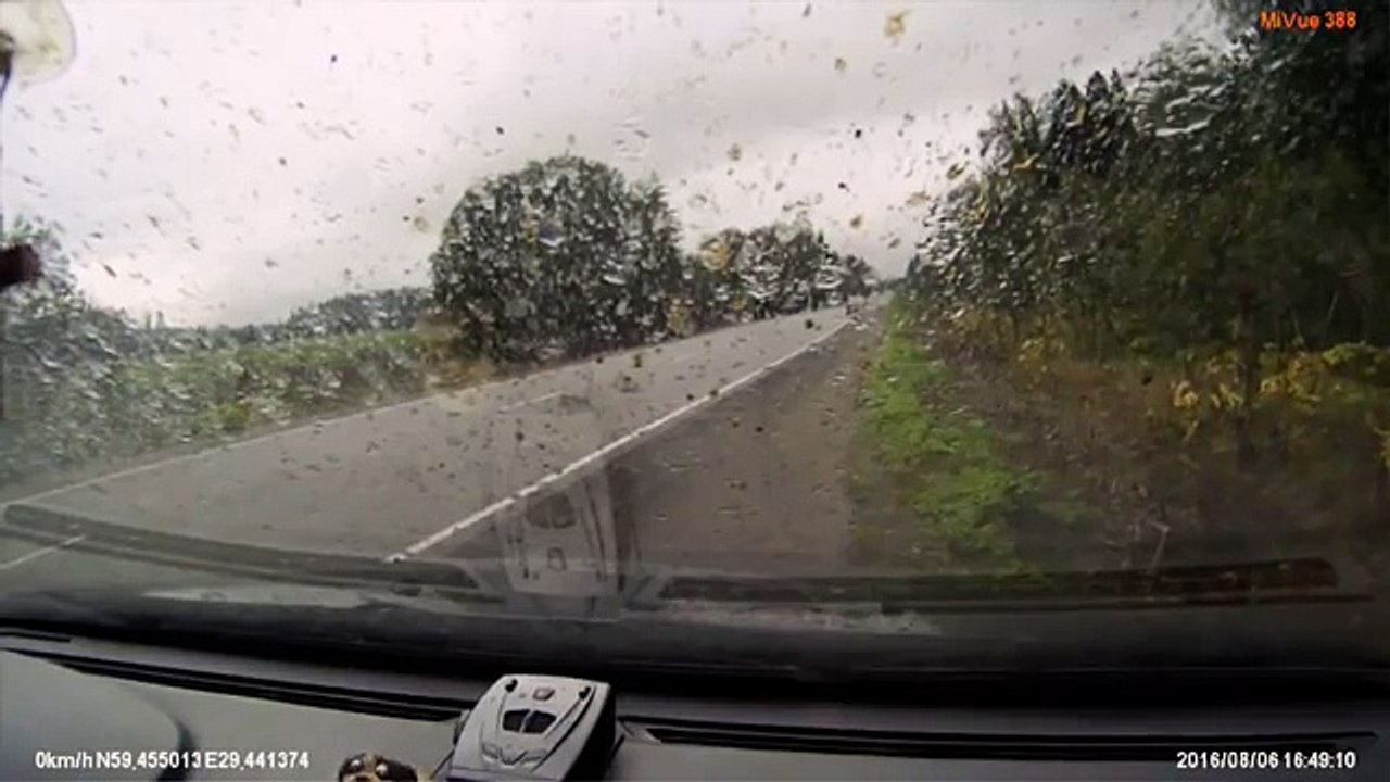 Salieron disparados de un carro y luego fueron atropellados