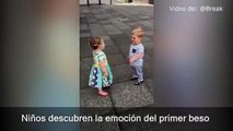 Mira la tierna reacción de estos niños al darse su primer beso