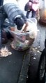 Ciudadanos buscan comida en las bolsas de basura en Altamira
