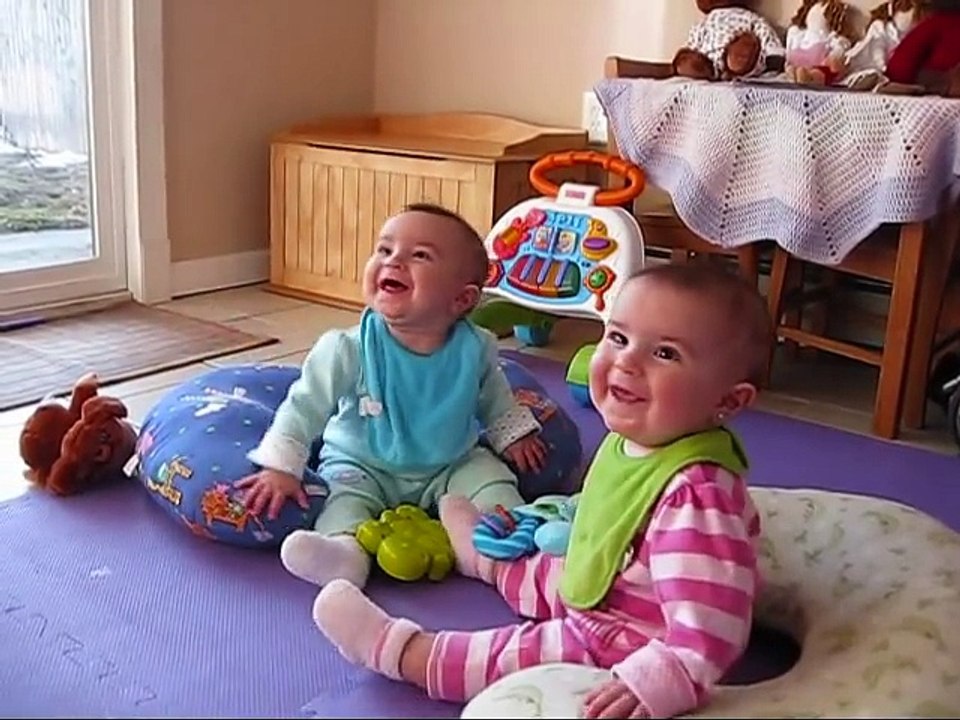 Coucou les filles papa est rentré ! Regardez la réaction géniale des jumelles ! (EMOTION)