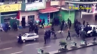 Ethiopian protest የኢትዮጵያ ፓሊሶች ሰዎችን በአደባባይ ሲደበድቡና ሲዎስዷቸ  Free Ethiopia