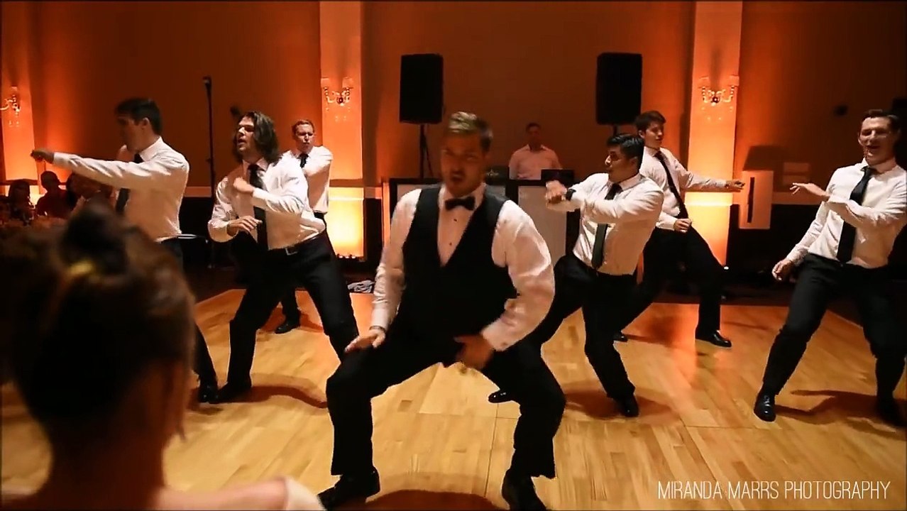 Une mariée a une belle surprise pendant le diner