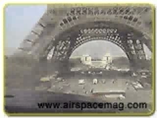 En avion sous la tour Eiffel.