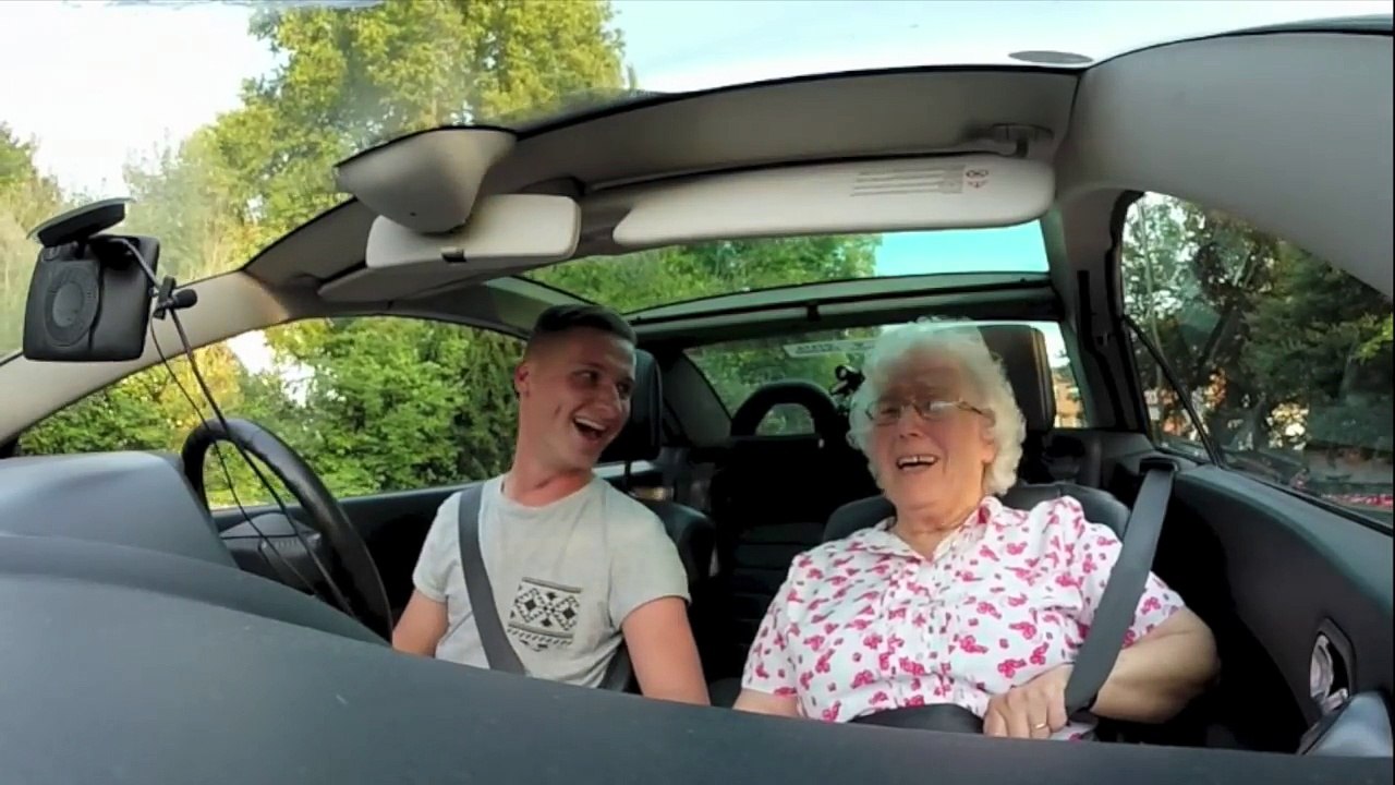 Elle monte dans la voiture de son petit fils, puis ce qu'elle entend à la radio la fait fondre en larmes!
