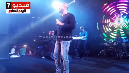 محمود العسيلى يغنى "طول ما انتى جنبى" لايف