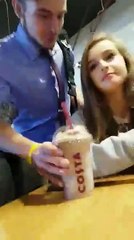 After not seeing his sister for a year, this guy gave her the surprise of her life by posing as a waiter...❤