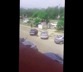 Islamabad ki sarak per berhna lerki lerkey ki gari ko pathar mar rahi thi - YouTube