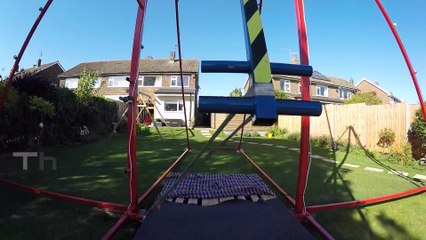 Colin Furze fabrique une balançoire géante dans son jardin !