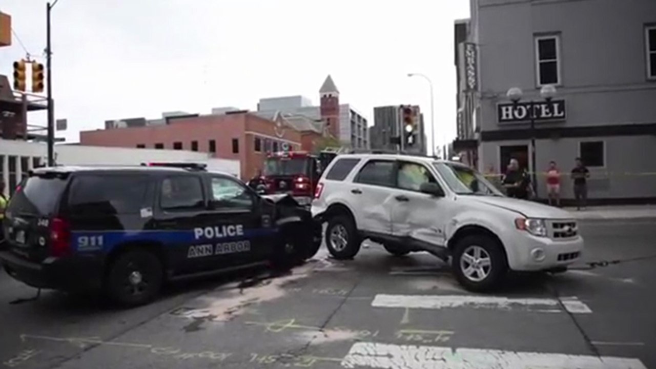 Une voiture grille un feu et rentre dans une voiture