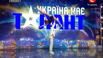 Collé l'un contre l'autre, ce couple réalise une chorégraphie endiablée à couper le souffle !