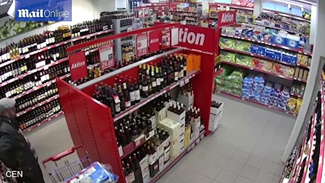 Le voleur le plus discret du monde cache 18 bouteilles d’alcool dans sa veste