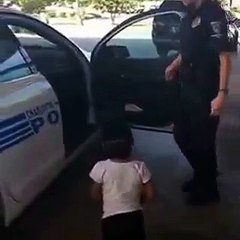 Une policière autorise une petite fille à rentrer dans sa voiture !