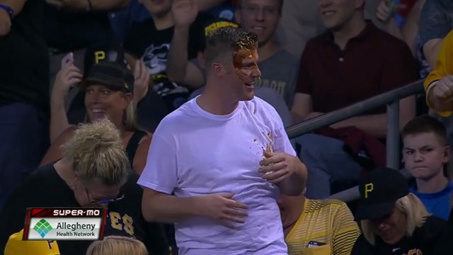 En voulant attraper une balle, il se renverse une assiette dessus