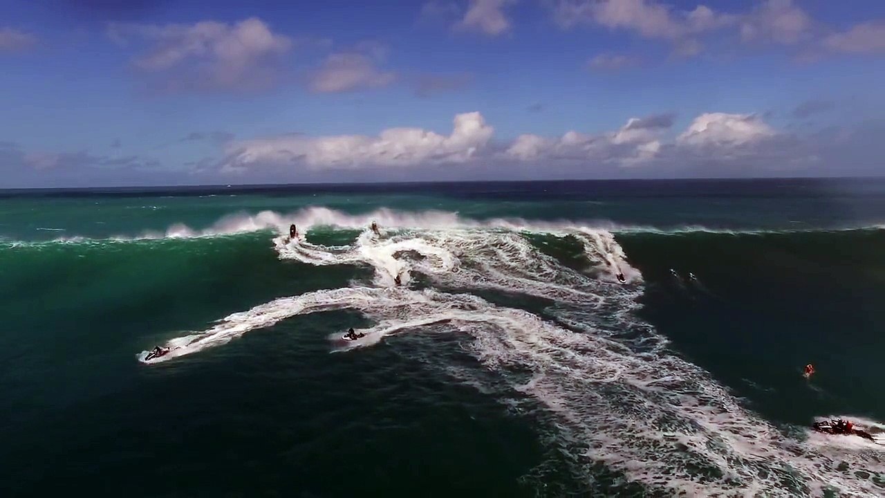 Des jet-skis croisent une énorme vague de 15 mètres de hauteur. Ce qu'ils font est fabuleux !