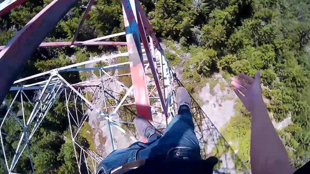 Deux garçons escaladent un pylône électrique