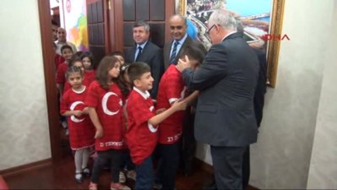 Şanlırfa Minik Öğrencilerden Vali Tuna?ya Ziyaret