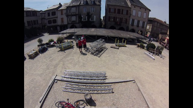 Time laps Montage de scène pour le weekend des tambours du bronx et Massilia sound System à Sauveterre-De-Rouergue