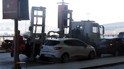 Une voiture mal garée se fait enlever par une dépanneuse en une minute