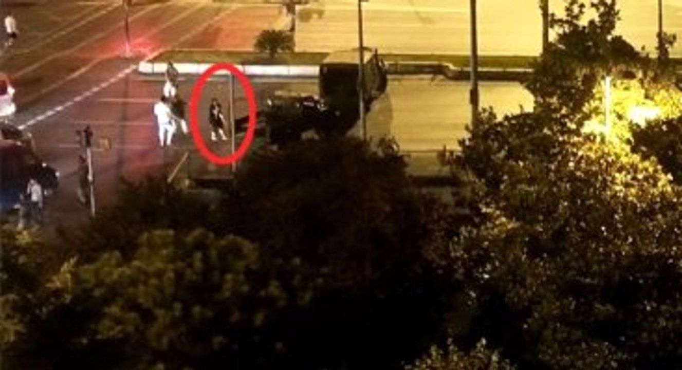 Kucağında Çocuğuyla Darbeci Askerlere Kafa Tuttu!