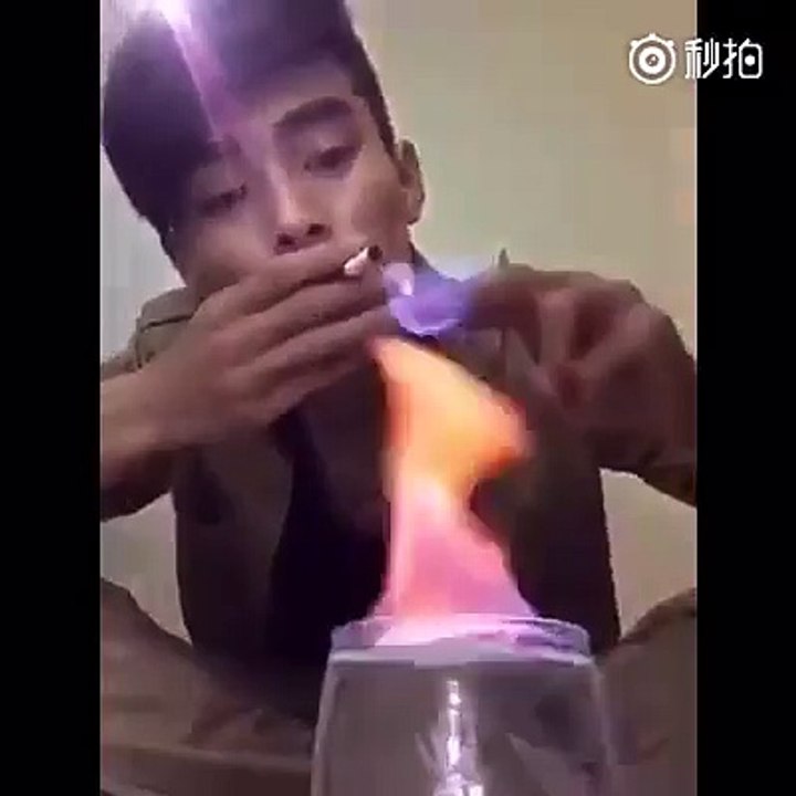 Öce Sigarayı Sonra Kendini Yakan Eleman