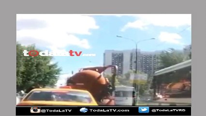 Un camión lleno de excrementos explota en plena calle de Moscú-Video