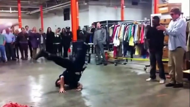 AMAZING !! STREET PERFORMER(MARCQIESE MARC) BATTLES NYPD COP TO STREET PERFORM