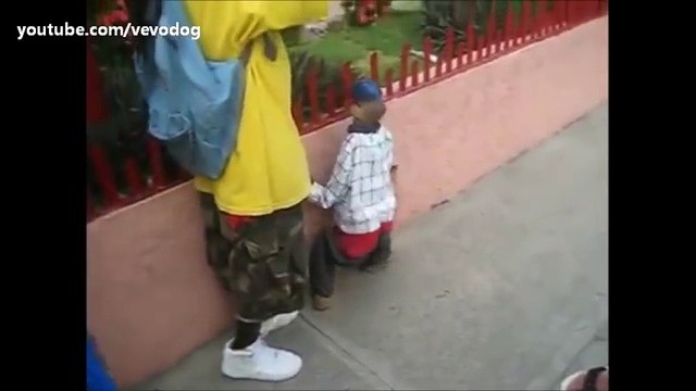 AMAZING street performers make puppet come to life !