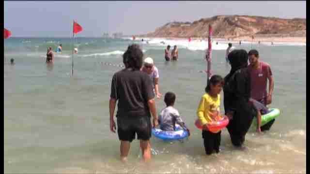 Niños palestinos conocen el mar de la mano de mujeres israelíes