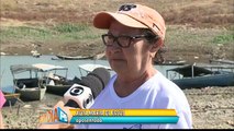 Moradoras voluntários retiram lixo do açude de Coremas, no Sertão da Paraíba