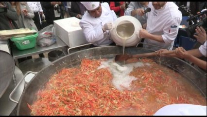 En homenaje a Neruda chilenos celebran con caldillo de congrio.-