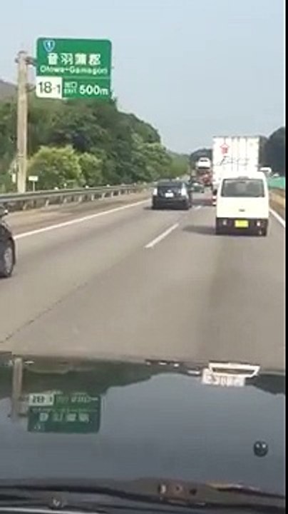 東名高速でヤバ過ぎる運転をするプリウス 【マジキチ】 2016年8月11日 【Twitterで話題】