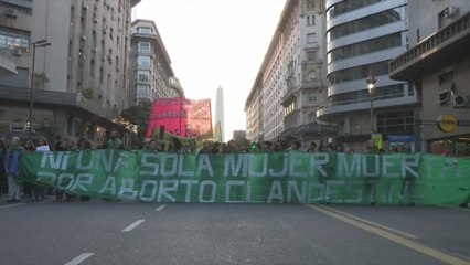 Miles de argentinos marcharon para exigir la liberación de una joven detenida por aborto