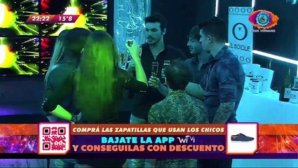 GH2016 Los chicos brindan en la fiesta